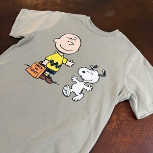Peanuts Charlie Brown Snoopy Halloween Trick or Treat Graphic T Shirt youth Med